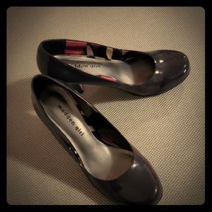 Madden Girl Gray Round Toe Heels Closed Toe Pumps